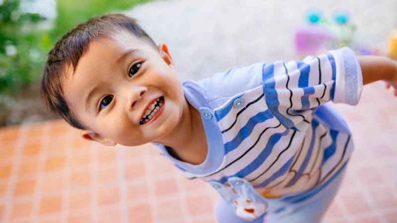 asian boy bend peering 16x9