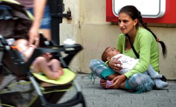 mom and baby experiencing homelessness on street