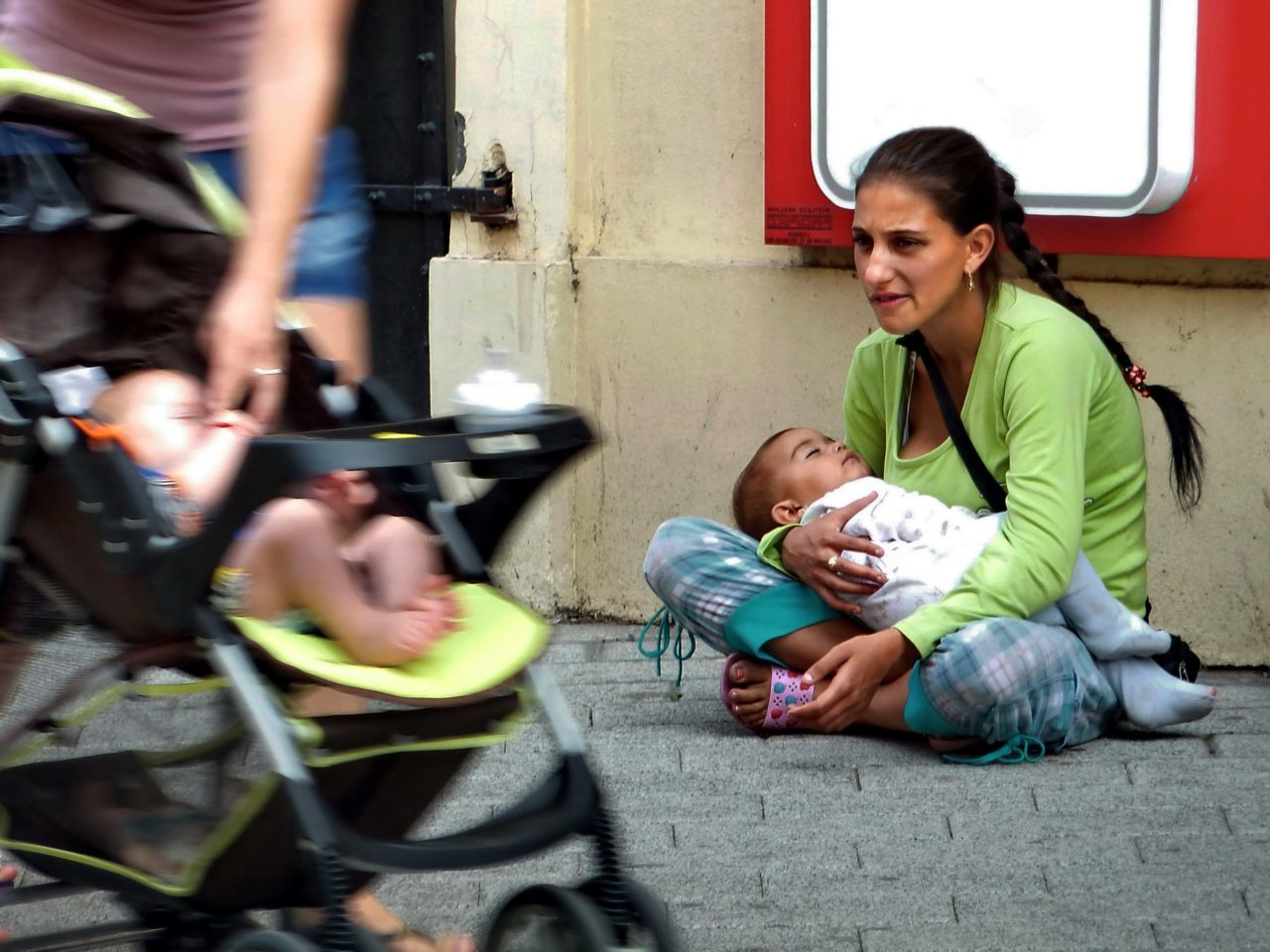 mom and baby experiencing homelessness on street